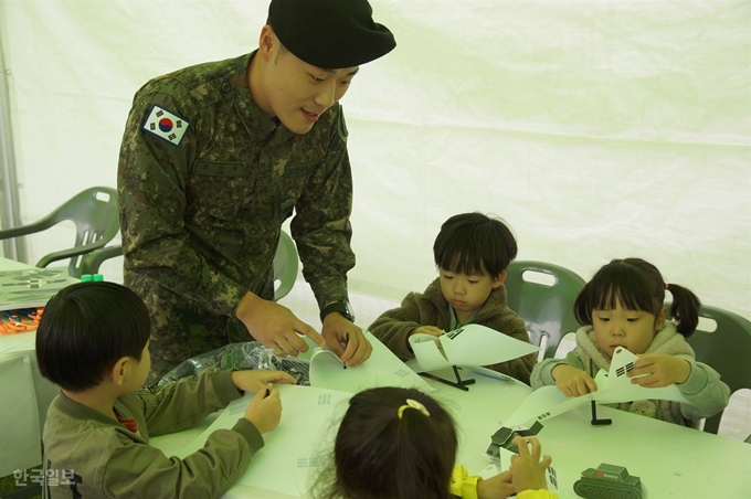 상주 북촌시민공원에서 열린 상주 화령지구 전투 기념행사에서 16일 제50보병사단 장병들과 어린이들이 바람개비 태극기 만들기 체험을 하고 있다. 김재현기자 k-jeahyun@hankookilbo.com