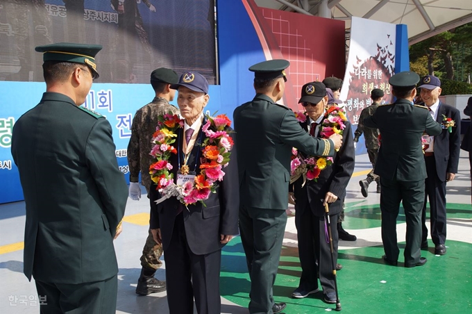 6.25 전쟁 당시 상주 화령지구 전투에 참여한 국군 17연대 소속 참전 용사들에게 군 관계자가 화환을 걸어주고 있다. 김재현기자 k-jeahyun@hankookilbo.com