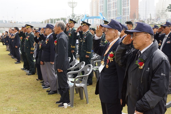 6.25 전쟁 당시 상주 화령지구 전투에 참여한 17연대 소속 참전 용사들이 16일 상주 화령지구 전투 기념행사에서 전몰 군경을 추모하며 경례를 하고 있다. 김재현기자 k-jeahyun@hankookilbo.com