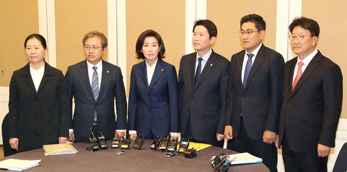 여야 3당 교섭단체 원내대표와 각 당 의원1명이 참여하는 일명 ‘2+2+2회동’에서 공수처 설치법을 비롯한 검찰 개혁안 등을 논의에 앞서 포즈를 취하고 있다. 오대근기자