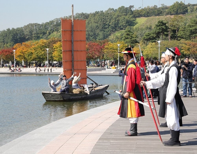 지난해 ‘마포나루 새우젓 축제’ 행사 중 새우젓을 실은 황포돛배의 입항 장면 재현식. 마포구 제공