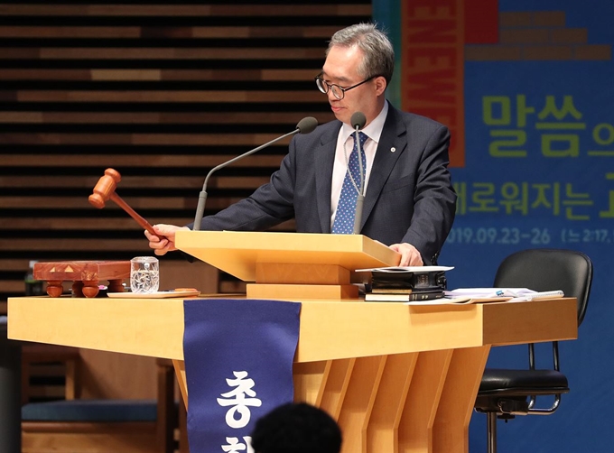 지난달 26일 오전 경북 포항시 기쁨의 교회에서 열린 대한예수교장로회(예장) 통합 교단 제104회 정기총회에서 총회장인 김태영 목사가 명성교회 부자(父子) 목사의 목회직 세습을 사실상 인정하는 안이 표결 결과 가결되었음을 알리고 있다. 포항=연합뉴스