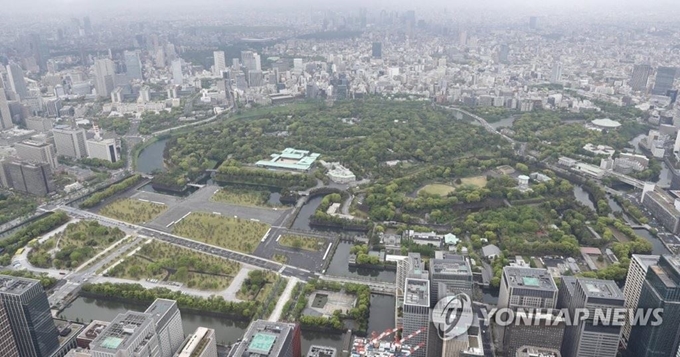 나루히토 일왕 즉위식 본 행사가 열리는 도쿄 지요다구의 고쿄(皇居) 전경. 사진 가운데 숲 속 연한 녹색 건물이 왕궁이다. 도쿄=연합뉴스