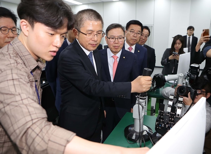 황교안(왼쪽 두번째) 자유한국당 대표가 16일 대구시 북구 노원로에 위치한 한국로봇산업진흥원을 방문해 다양한 로봇들을 살펴보고 있다. 대구=연합뉴스