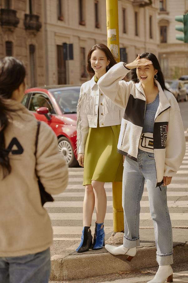 2019 미스코리아 ‘선’ 이하늬(왼쪽), ‘진’ 김세연의 ‘리얼 유스’ 콘셉트 화보 촬영 현장이 공개됐다. 휠라 제공