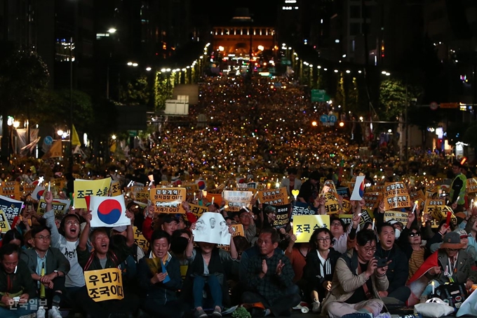 서초대로에 자동차가 사라지고 사람들로 채워질 거란 상상을 해 본 적이 있었던가? 사람들로 채워진 서초대로는 더 이상 도로가 아니라 ‘광장’이었다. 고가의 고층건물과 사유지 일색의 장소에도 모두를 위한 장소가 숨어 있었다. 그곳은 모두를 위한 ‘서초광장’이었다. 배우한 기자