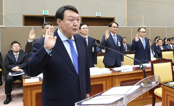 윤석열 검찰총장이 17일 오전 서울 서초구 대검찰청에서 열린 국회 법제사법위원회의 대검찰청에 대한 2019 국정감사에서 선서를 하고 있다. 연합뉴스