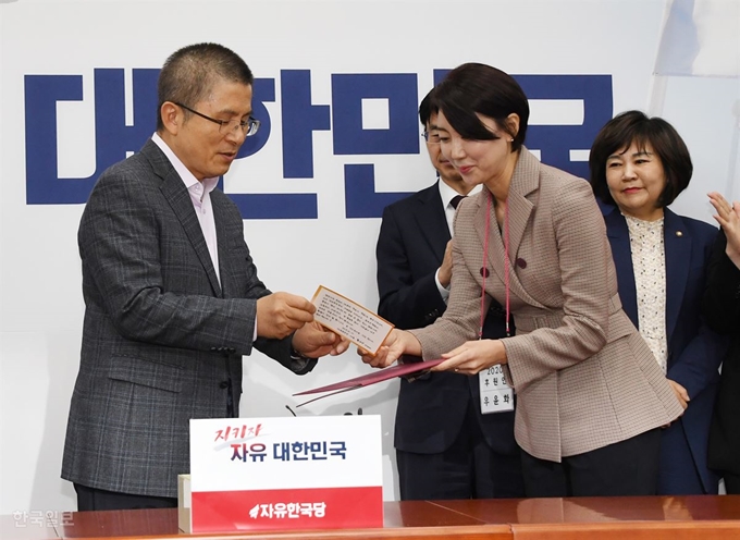 자유한국당 황교안 대표가 17일 오전 국회에서 열린 '후원인 2천명 돌파 기념 감사장 전달식'에서 후원자에게 감사장과 함께 손 편지를 전달 하고 있다. 오대근기자