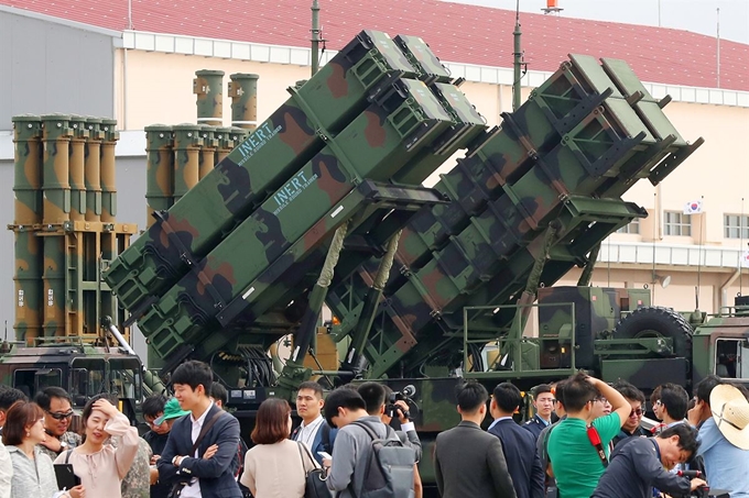 지난9월 27일 대구 공군기지에서 열린 '제71주년 국군의 날 기념행사' 미디어데이 행사에서 탄도탄 요격미사일 패트리엇-3이 전시돼 있다. 국군의 날 기념행사가 공군 전투비행단에서 거행되는 것은 창군 이래 처음이다. 대구=뉴스1