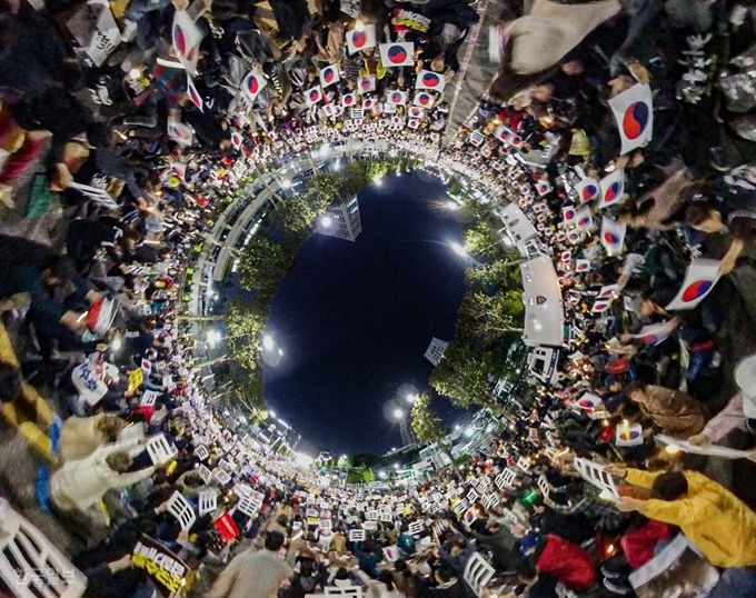 검찰개혁을 요구하는 시민들이 12일 서울 서초대로 서초역 일대에서 집회에 참가해 촛불을 들고 있다. 이날 사법적폐청산 범국민 시민연대는 제9차 검찰개혁 촛불문화제를 열고 검찰의 개혁을 요구했다. 류효진 기자