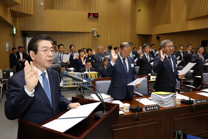 박원순(맨 왼쪽) 서울시장이 17일 오전 서울 중구 서울시청에서 열린 국회 국토교통위원회 서울시 국정감사에서 선서하고 있다. 뉴스1