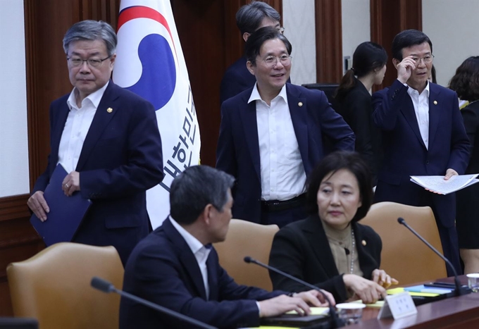 이재갑 고용부 장관, 성윤모 산자부 장관, 문성혁 해수부 장관, 박영선 중기부 장관, 정경두 국방부 장관 등이 17일 오후 경제장관회의에 참석하고 있다. 연합뉴스