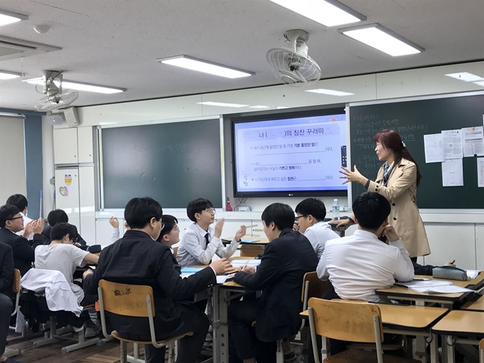 삼성생명 컨설턴트가 중학교를 방문해 생명존중교육을 진행하고 있다. 삼성생명 제공