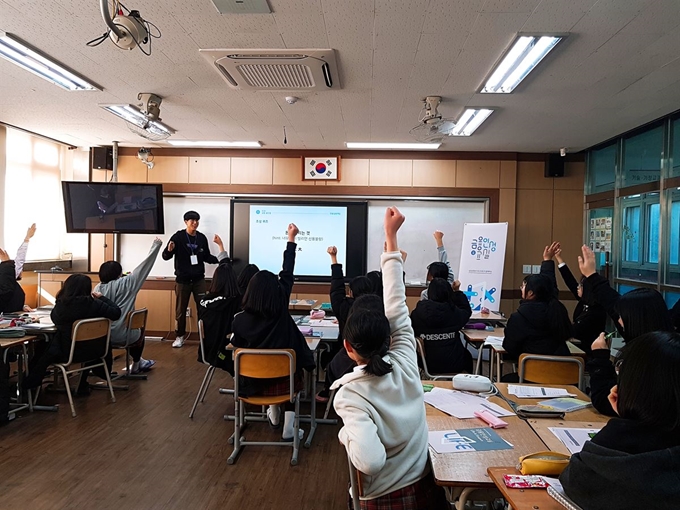 삼성생명은 대학생 봉사당과 함께 청소년의 금융 지식을 늘리고 인성을 함양하기 위한 금융교육을 진행하고 있다. 삼성생명 제공