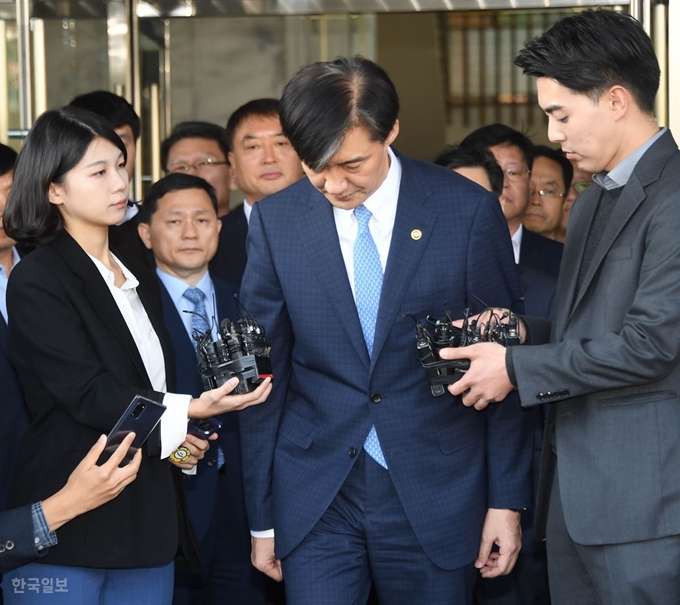 전격적으로 사의를 밝힌 조국 법무부 장관이 14일 오후 과천 법무부 청사를 나오고 있다. 류효진 기자