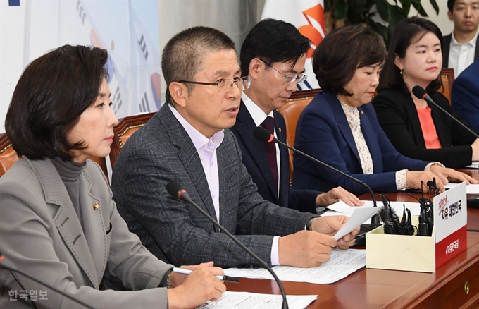 자유한국당 황교안 대표가 17일 오전 국회에서 열린 최고위원회의에서 발언하고 있다. 오대근기자