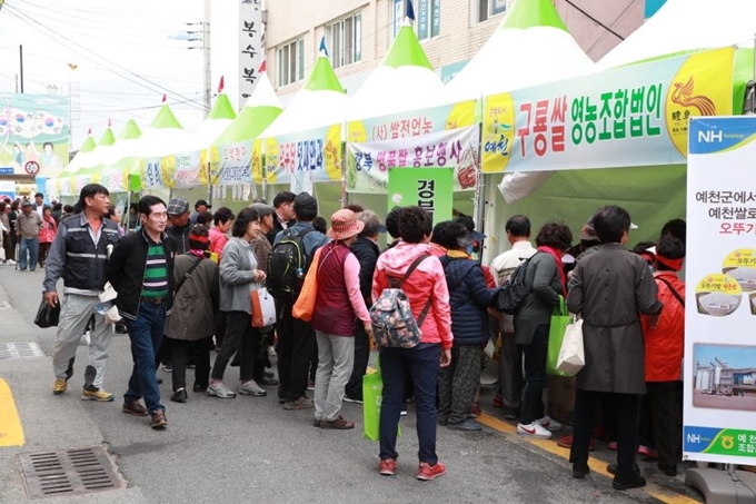 예천농산물축제가 열린 18일 시가지에 설치된 우수 농산물 전시판매 부스에 관광객들이 북적거리고 있다. 예천군 제공