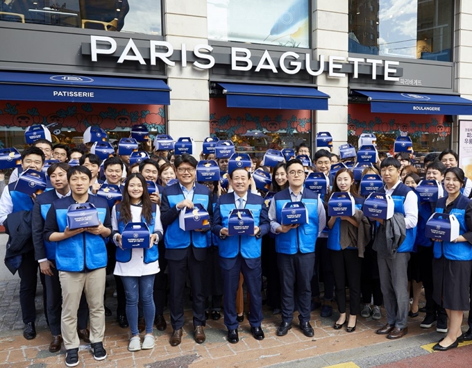 황재복(가운데) 파리크라상 대표이사를 비롯한 임직원들이 '파바 먹빵박스' 행사를 앞두고 서울 서초구 파리바게뜨 양재점 앞에서 기념촬영을 하고 있다. 파리크라상 제공