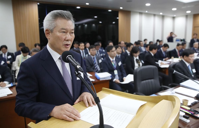 18일 오전 인천 중구 인천국제공항공사에서 열린 국회 국토교통위원회의 인천공항공사ㆍ한국공항공사ㆍ항공안전기술원에 대한 국정감사에서 손창완 한국공항공사 사장이 업무보고를 하고 있다. 연합뉴스