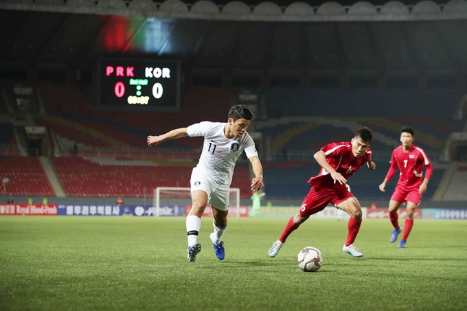 황희찬(왼쪽)이15일 북한 평양 김일성 경기장에서 열린 대한민국과 북한과 월드컵 아시아지역 2차 예선 H조 3차전 경기에서 돌파를 시도하고 있다. 대한축구협회 제공