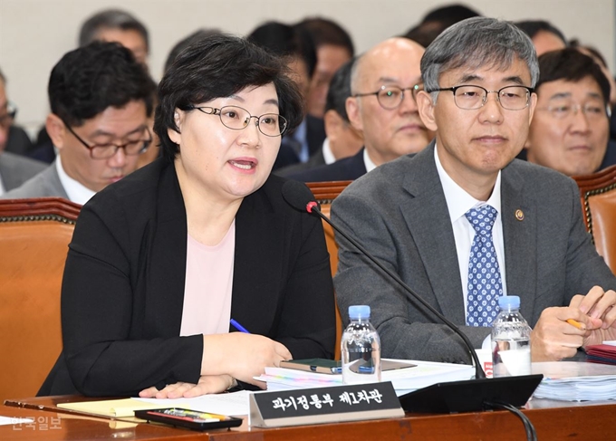 [저작권 한국일보] 18일 국회에서 열린 과학기술정보통신부 국정감사에서 문미옥 차관이 답변하고 있다. 오대근 기자