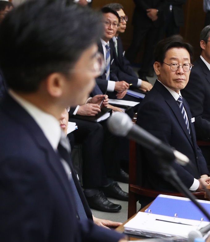 18일 오전 경기도 수원시 팔달구 경기도청에서 열린 국회 행정안전위원회의 경기도에 대한 국정감사에서 이재명 경기도지사가 참고인으로 출석한 이국종 아주대 의대 교수(경기남부권역외상센터장)가 답변하는 모습을 지켜보고 있다. 연합뉴스