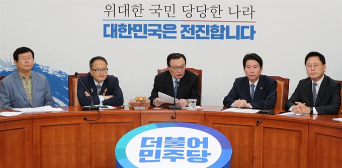 이해찬 더불어민주당 대표가 18일 서울 여의도 국회에서 열린 최고위원회의에서 발언하고 있다. 이해찬 대표는 "황교안 자유한국당 대표가 검사 경험을 통해 공직자들의 비리를 누구보다 잘 알고 있다. 공수처 설치 반대는 터무니 없는 주장"이라고 말했다. 뉴스1