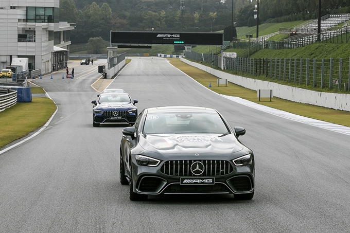 메르세데스-AMG GT 63 S 4MATIC+ 4-도어 쿠페와 서킷을 달렸다.