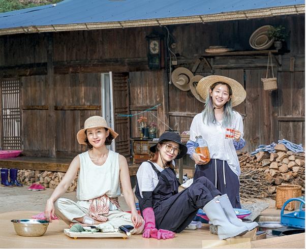 염정아와 윤세아, 박소담(왼쪽부터 차례로)이 출연한 tvN ‘삼시세끼 산촌편’이 18일 막을 내렸다. tvN 제공