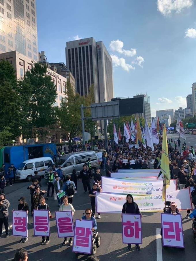 차별금지법제정연대가 19일 오후 2시쯤 서울 중구 파이낸스센터 앞에서 연 ‘2019 평등 행진’ 집회 참가자들이 청와대 방향으로 행진하고 있다. 차별금지법제정연대 제공