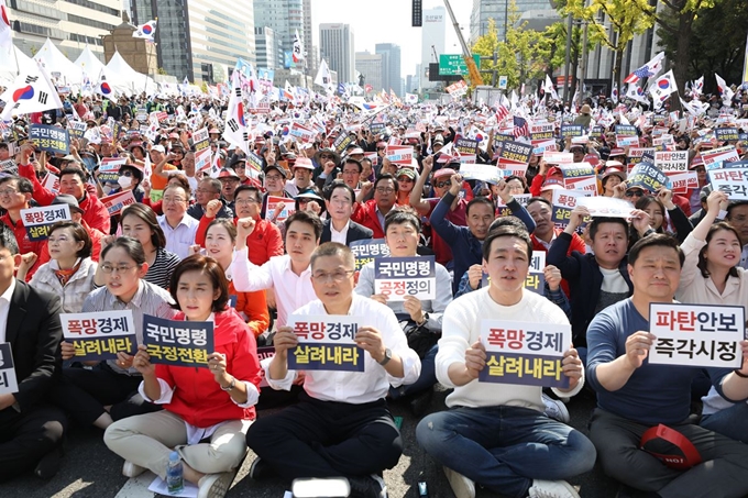 자유한국당 황교안 대표와 나경원 원내대표를 비롯한 자유한국당원들이 19일 오후 서울 종로구 세종문화회관 앞에서 열린 '국민의 명령! 국정대전환 촉구 국민보고대회'에서 구호를 외치고 있다. 뉴시스