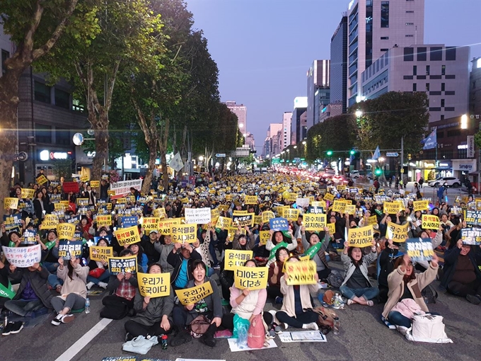 '북유게사람들'이 19일 서울 서초역 부근에서 개최한 검찰 개혁 촛불집회에 참가한 시민들이 피켓을 들고 있다. 조소진 기자