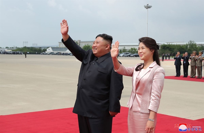 김정은 북한 국무위원장과 부인 리설주 여사가 6월 21일 평양 순안공항에서 평양 방문 후 귀국하는 시진핑(習近平) 중국 국가주석 부부를 향해 환송 인사를 했다고 북한 관영 조선중앙통신이 다음날 보도했다. 이후 리설주 여사는 공개석상에 모습을 드러내지 않았다. 평양=조선중앙통신 연합뉴스