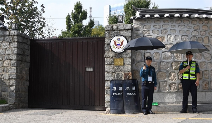 한국대학생진보연합 회원들이 18일 주한 미국 대사관저에 난입해 농성을 벌이는 사건이 발생하자 서울지방경찰청이 대사관저 경비 병력을 대폭 보강했다. 오대근기자