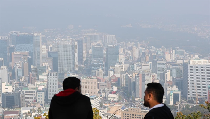 큰 일교차를 기록한 20일 서울 남산에서 바라본 도심이 안개와 미세먼지에 싸여 있다. 국립환경과학원은 21일 수도권, 강원 영서, 충남에서 미세먼지 농도가 '나쁨' 수준을 보일 것으로 예보했다. 연합뉴스