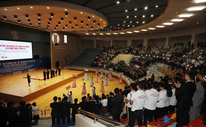 2019 아시아 유소년ㆍ주니어 역도선수권대회 개막식이 열린 20일 오후 평양 청춘가역도경기장 관중석이 각국 선수단과 관중들로 차 있다. 평양=사진공동취재단