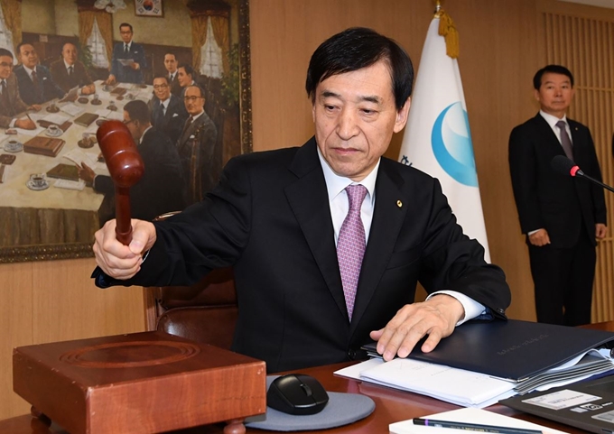 이주열 한국은행 총재가 지난 16일 오전 서울 중구 한국은행에서 금융통화위원회 회의를 주재하며 회의 시작을 알리는 의사봉을 두드리고 있다. 연합뉴스