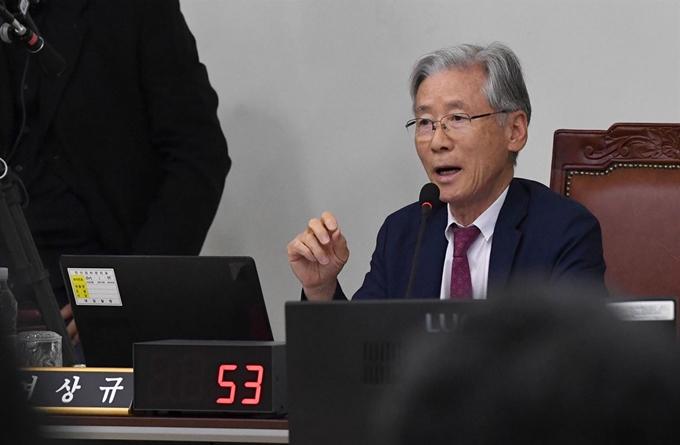 대한민국은 대통령을 비롯한 국가 핵심 요직을 법조인 출신이 장악하고 있다. 차기 대선주자 선호도 조사에서도 10명 중 6명이 법률가 출신이다. 20대 국회의원 300명 중 법조인 출신은 무려 50명. 다른 직역 종사자보다 수십 배나 많다. 이렇게 과잉 대표된 법조인들이 만들어가는 대한민국의 현실은 어떠한가. 국민들이 판검사 출신 정치인에 대한 환상에서 속히 빠져 나와야 한다. 판사 출신인 여상규 국회 법제사법위원장이 7일 서울 서초동 서울고검에서 열린 국회 법사위 국정감사에서 발언하고 있다. 서재훈 기자