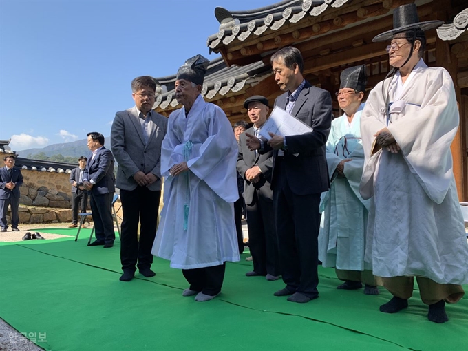 왕산 허위 선생의 장손인 허경성(93) 옹이 21일 구미시 임은동 왕산기념관 내 경인사에서 열린 왕산 선생 순국 111주기 추모제에서 제를 올리고 있다. 구미시는 경북 구미국가4산업단지 확장단지 내 산동물빛공원을 조성하고 광장과 누각의 이름을 왕산광장과 왕산루로 명명하고 왕산가문이 배출한 독립운동가 14인 동상을 전시하기로 했지만 지역 주민 민원 등을 이유로 산동광장과 산동루로 바꿔 논란을 빚고 있다. 김재현기자 k-jeahyun@hankookilbo.com