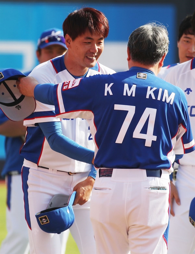 21일 수원 케이티위즈파크에서 훈련 중인 야구대표팀에 합류한 김광현(SK)이 김경문 감독과 인사를 하고 있다. 수원=연합뉴스