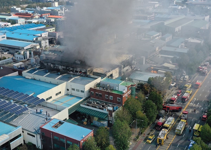 21일 오전 11시 51분쯤 인천 남동구 고잔동 한 마스크팩 제조공장에서 불이 나 소방당국이 진화 작업을 하고 있다. 연합뉴스