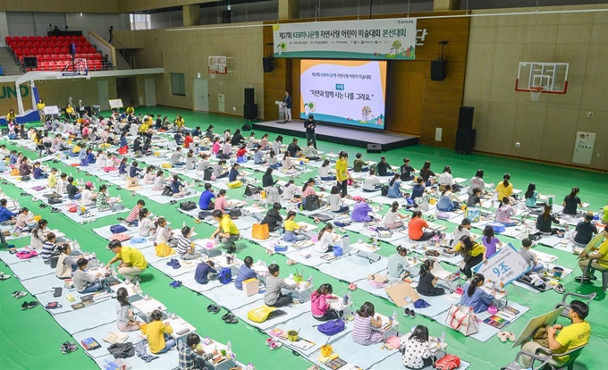 하나은행은 지난 9월 인천 하나글로벌캠퍼스에서 제27회 KEB하나은행 자연사랑 어린이 미술대회 본선을 개최했다. 본선에 참가한 200명의 어린이들이 열심히 그림을 그리고 있다. 하나금융그룹 제공