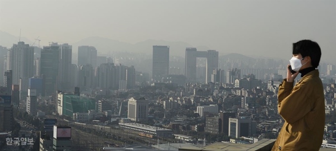 수도권을 비롯한 중부지방에선 22일까지 고농도 미세먼지가 기승을 부릴 것으로 예상되는 가운데 21일 오전 서울 세종대로에서 바라본 도심이 뿌옇다. 배우한 기자