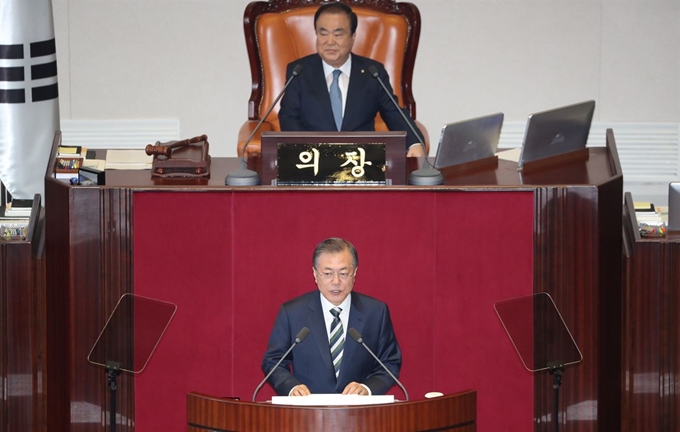 문재인 대통령이 22일 오전 국회에서 내년도 예산안에 대한 시정연설을 하고 있다. 연합뉴스