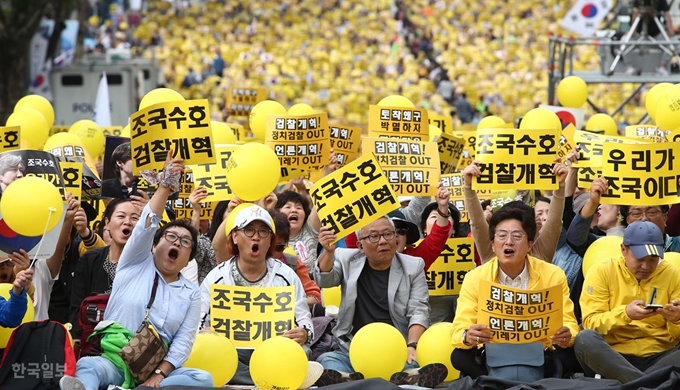 시민들이 5일 오후 서울 서초구 서초동에서 열린 '제8차 검찰 개혁 촛불 문화제'에서 피켓을 들고 구호를 외치고 있다. 배우한 기자