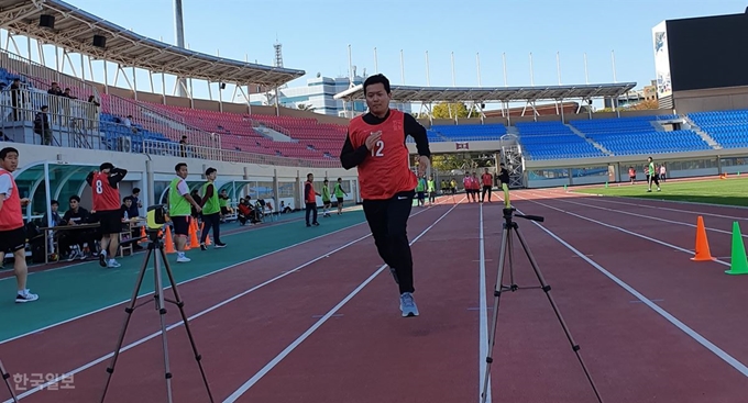 대한축구협회 3급심판에서 5급심판으로 하향 조정한 본보 김형준 기자가 19일 청주종합운동장에서 열린 하반기 리텐션코스 체력테스트에 참가하고 있다.