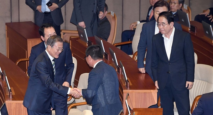 문재인 대통령이 22일 국회 본회의장에서 내년도 예산안에 대한 시정연설을 마친 뒤 자유한국당 의원석으로 가 인사하고 있다. 연합뉴스