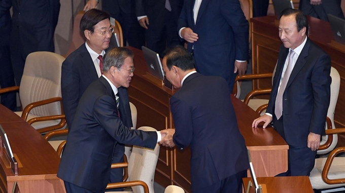 문재인 대통령이 22일 국회 본회의장에서 내년도 예산안에 대한 시정연설을 마친 뒤 자유한국당 의원석으로 가 인사하고 있다. 연합뉴스