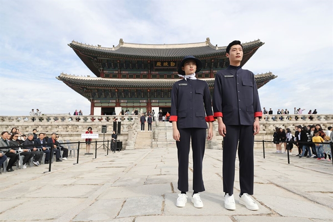 전문 모델들이 18일 서울 종로구 경복궁 근정전에서 열린 '궁능유적본부 직원 근무복 공개 행사'에서 새 근무복을 선보이고 있다. 연합뉴스