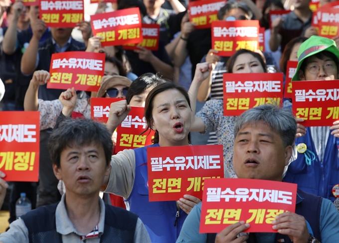 지난 9월 18일 오후 서울 여의도 국회 앞에서 민주노총 공공운수노조와 희망연대노조가 연 결의대회에서 참가 조합원들이 ILO권고와 국제 기준대로 필수유지업무 제도 전면개정을 촉구하는 구호를 외치고 있다. 연합뉴스